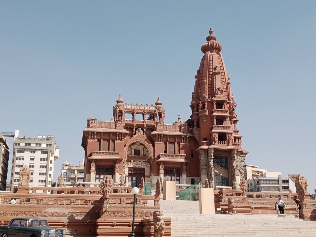  صورة خارجية لقصر البارون إمبان في مصر الجديدة بالقاهرة، تُظهر الطراز المعماري الفريد المستوحى من المعابد الهندية.

