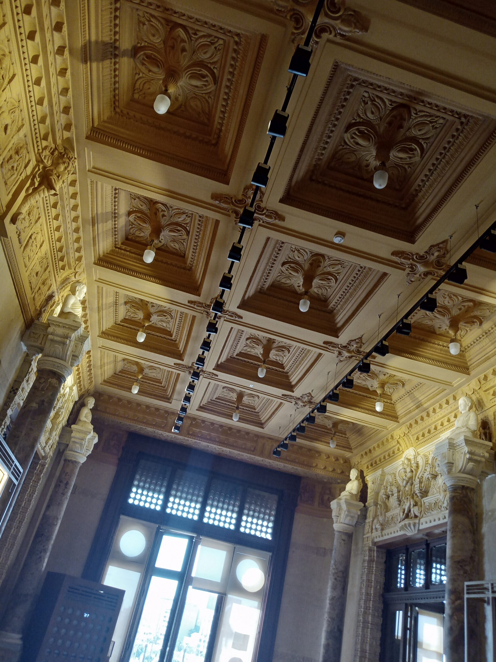 صور قصر البارون من الداخل سقف الغرفة مزينة بالزخارف 