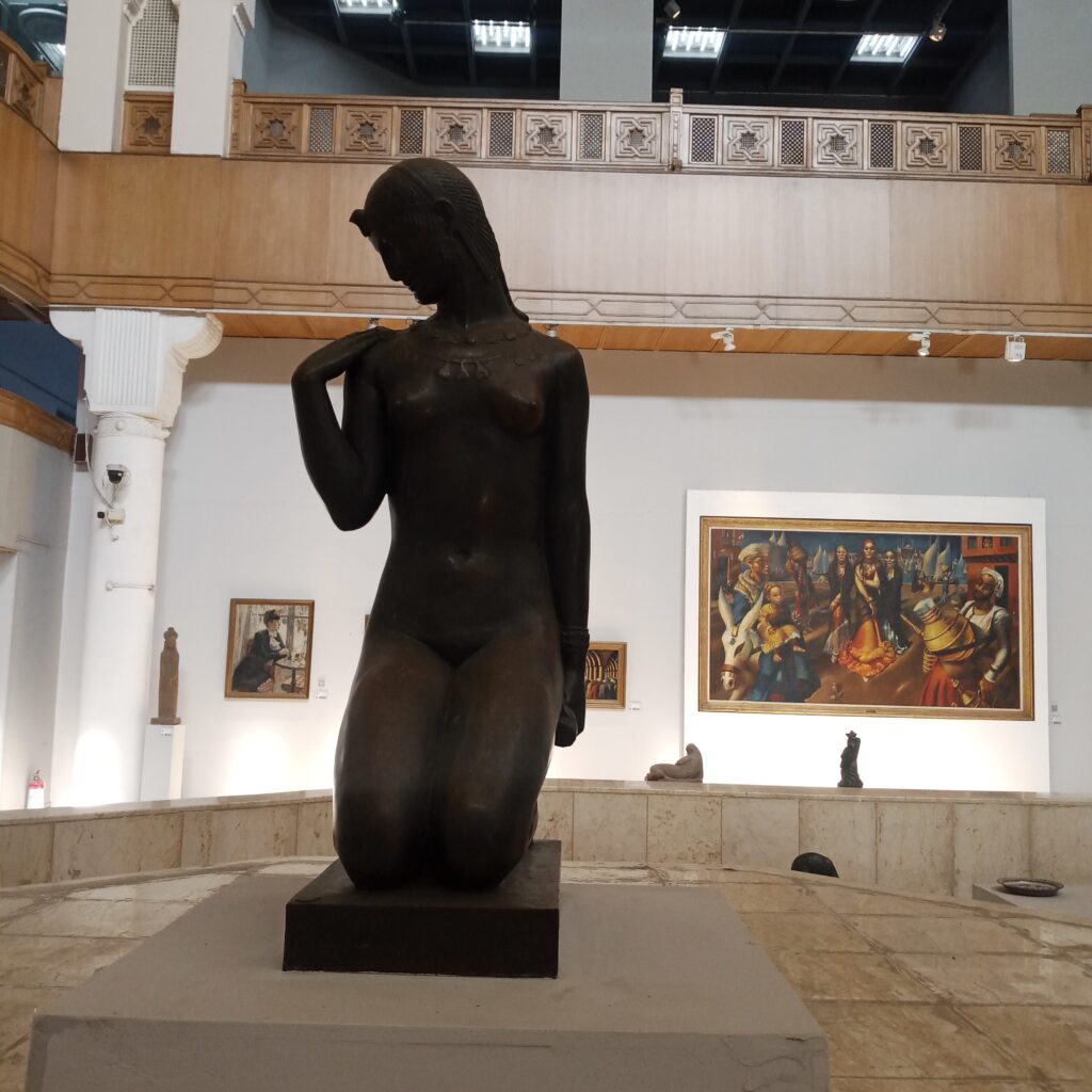 تمثال برونزي داخل متحف الفن المصري الحديث من الأعمال الفنية