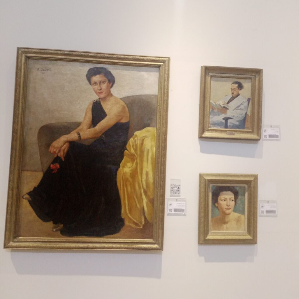 لوحات وأعمال فنية في قاعة متحف الفن الحديث الزمال