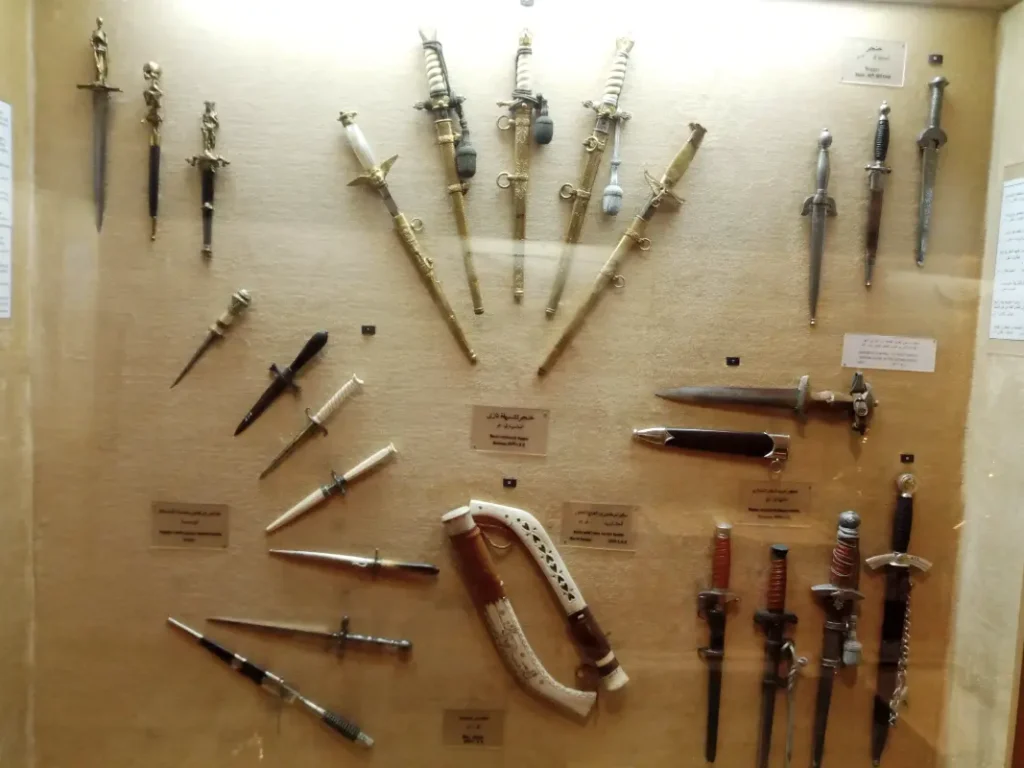 "قسم الأسلحة البيضاء في قصر عابدين، يضم سيوف وخناجر تاريخية مزخرفة تعكس فنون الصناعة الحربية في العصور الملكية."