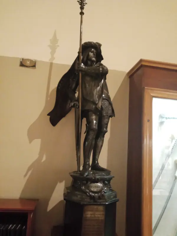 "تمثال تاريخي داخل قصر عابدين يجسد شخصية عسكرية بأسلوب فني كلاسيكي."