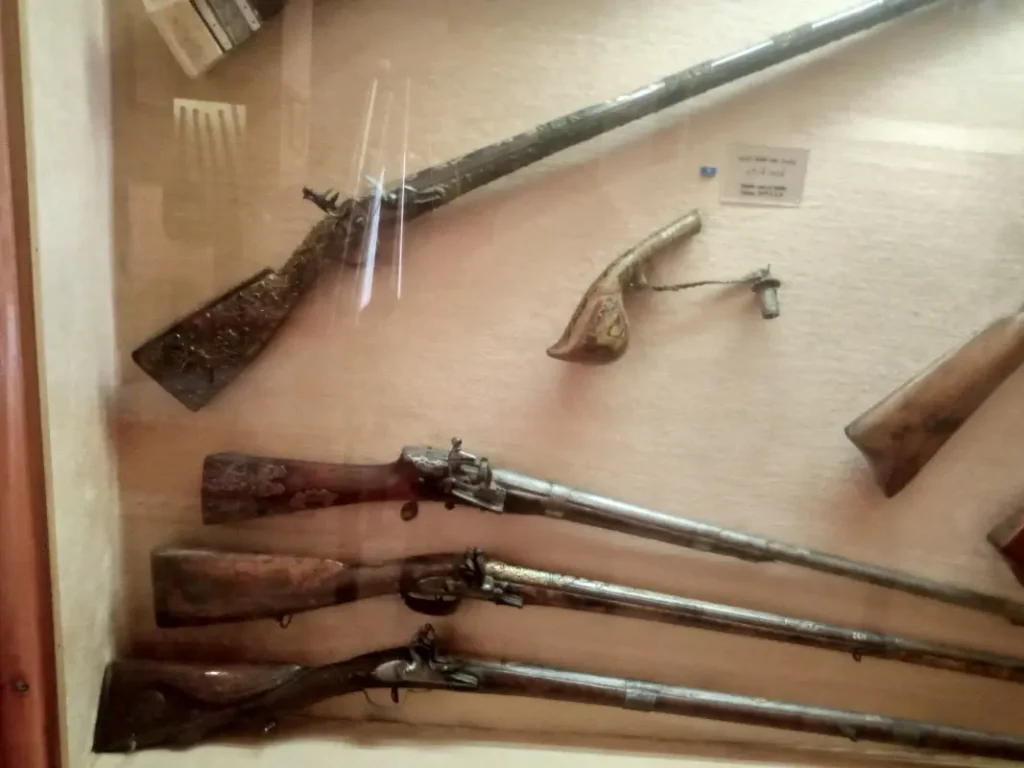 "قسم الأسلحة النارية في قصر عابدين، يضم بنادق ومسدسات تاريخية مزخرفة تعكس تطور الصناعة العسكرية في مصر الملكية."