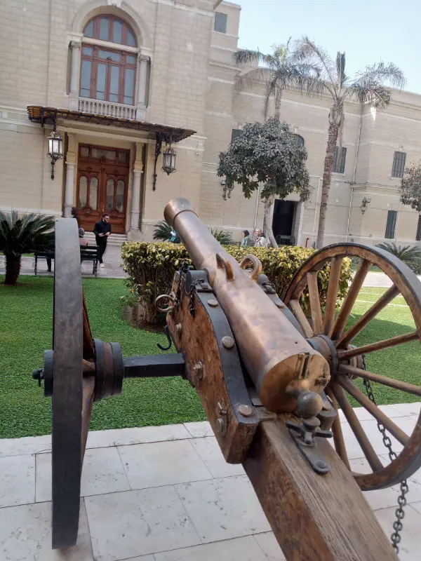 "ساحة المدافع في قصر عابدين، تضم مجموعة من المدافع التاريخية المعروضة في الهواء الطلق كرمز للقوة العسكرية المصرية."
