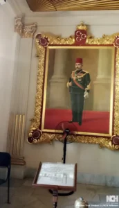 صور حكام مصر داخل القاعة الذهبية بقصر الأمير محمد علي بالمنيل، قاعة ملكية بزخارف مذهبة.