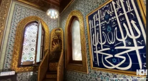 الجزء الداخلي لمسجد قصر الأمير محمد علي بالمنيل، يضم محرابًا مزخرفًا ومنبرًا خشبيًا وقبة أنيقة بزخارف إسلامية.