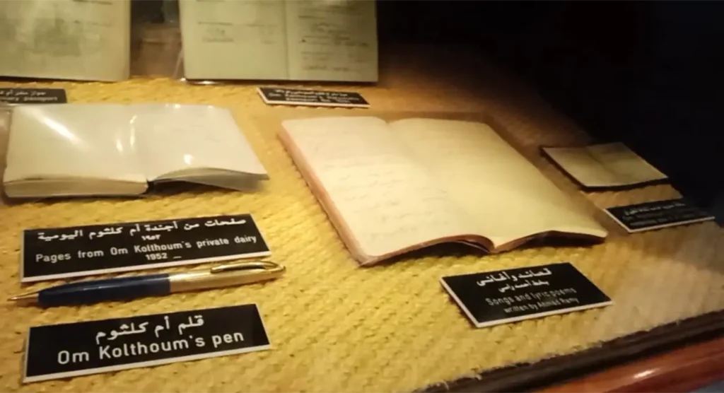 صفحات من أجندة أم كلثوم اليومية – 1952 وأغاني وأشعار غنائية كتبها أحمد رامي  قلم أم كلثوم  من مقتنيات متحف أم كلثوم من الداخل
