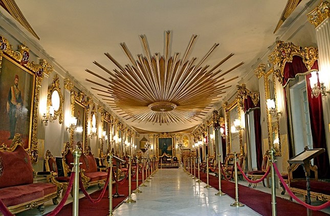 القاعة الذهبية قصرمحمد علي بالمنيل صورة للقاعة بسقفها الذهبي