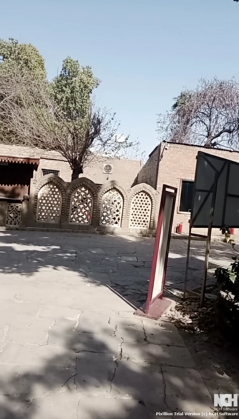 حديقة قصر الأمير محمد علي بالمنيل، ممرات حجرية وسط مساحات خضراء وزخارف نباتية.