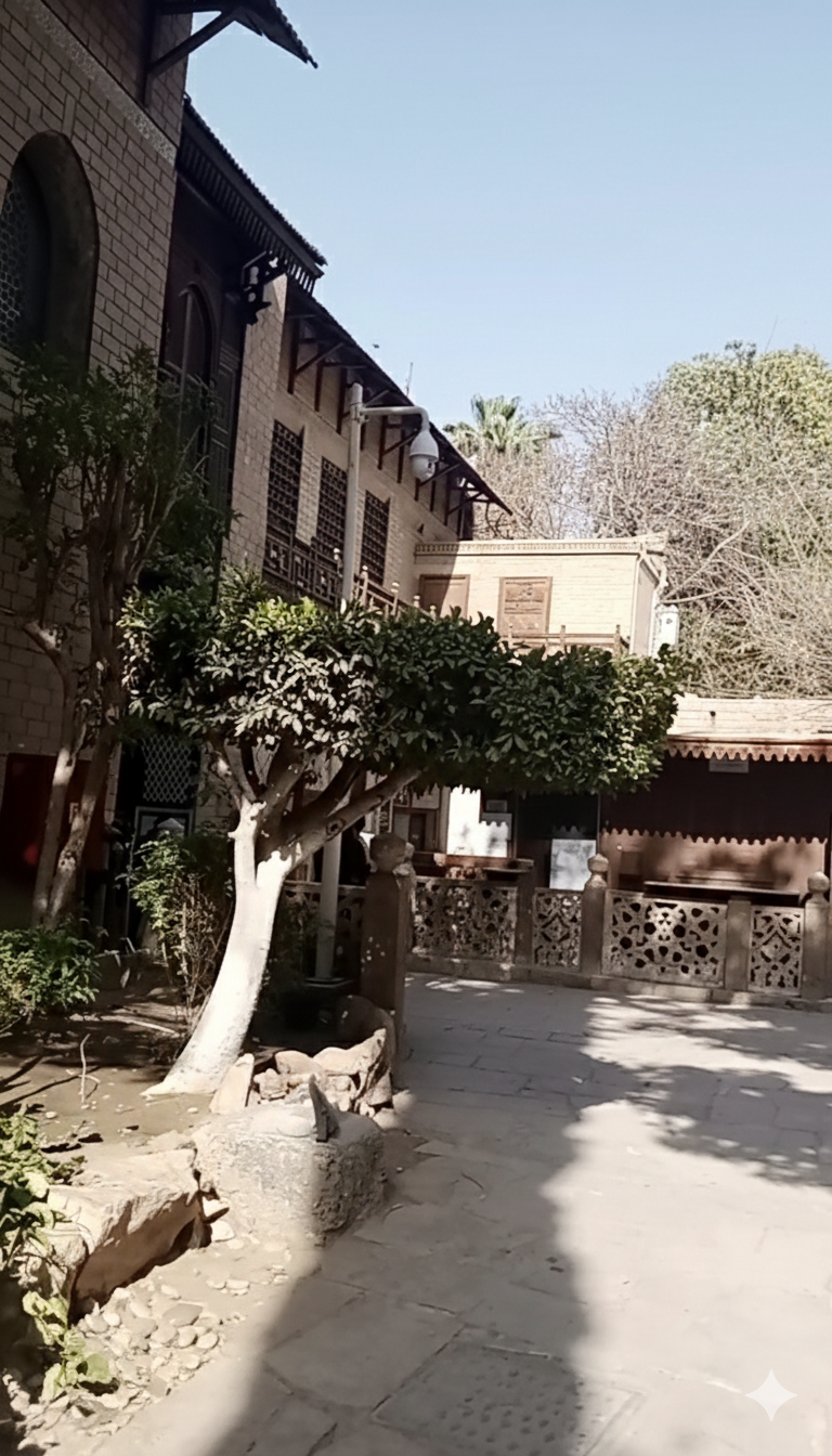 حديقة قصر الأمير محمد علي بالمنيل، أشجار وزهور ملونة تعكس جمال الطبيعة وروعة القصر.