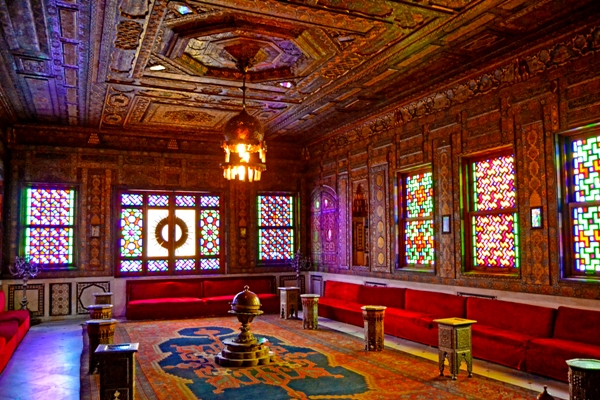 سرايا الاستقبال في قصر الأمير محمد علي بالمنيل، قاعة ملكية بزخارف وأثاث فاخر مخصص لاستقبال الضيوف.