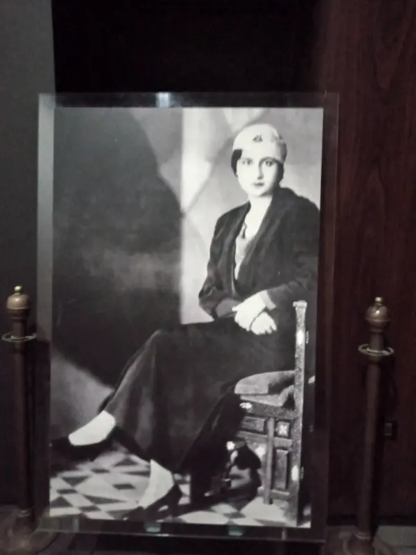 صورة لأم كلثوم معروضة داخل متحف أم كلثوم في قصر المانسترلي بالقاهرة، ضمن مقتنيات توثق مسيرتها الفنية.