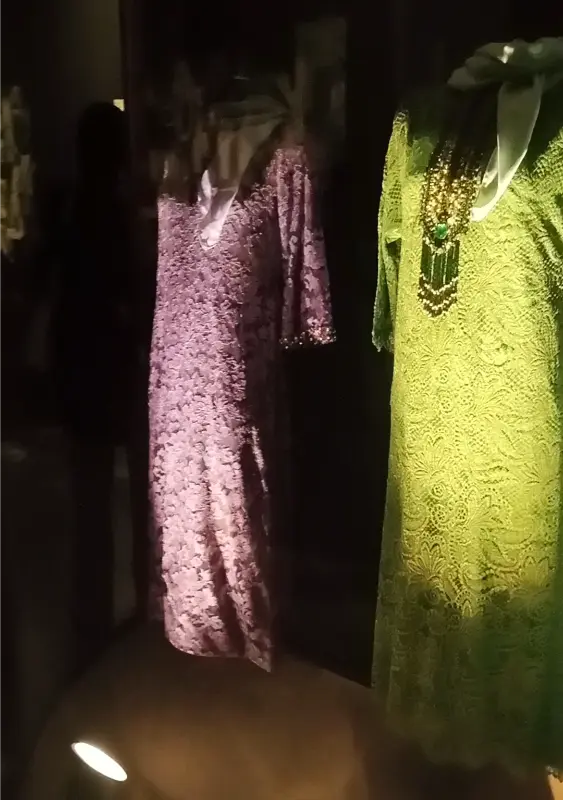 فساتين سهرة لأم كلثوم معروض داخل فاترينة بمتحف أم كلثوم قصر المانسترلي بالمنيل
