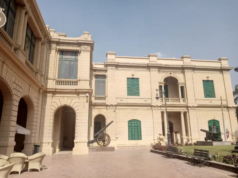 "اكتشف قصر عابدين من الداخل؛ أكثر من 500 غرفة ملكية مزينة بزخارف أوروبية ومصرية، قاعات استقبال فخمة، وحدائق واسعة، إضافة إلى متاحف تعرض الأسلحة، الميداليات، الفضيات، والوثائق التاريخية التي توثق حقبة مهمة من تاريخ مصر."