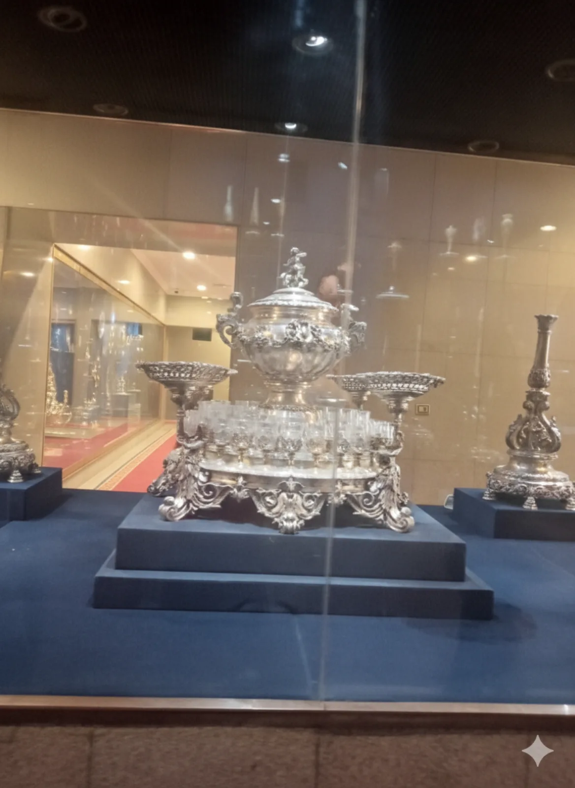 "متحف الفضيات في قصر عابدين، يضم أواني وتحف فضية ملكية استخدمتها أسرة محمد علي في الحفلات والولائم."