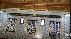 مسجد قصر الأمير محمد علي بالمنيل، مبنى إسلامي بزخارف مغربية وأندلسية، يضم محرابًا ومنبرًا خشبيًا وقبة أنيقة.