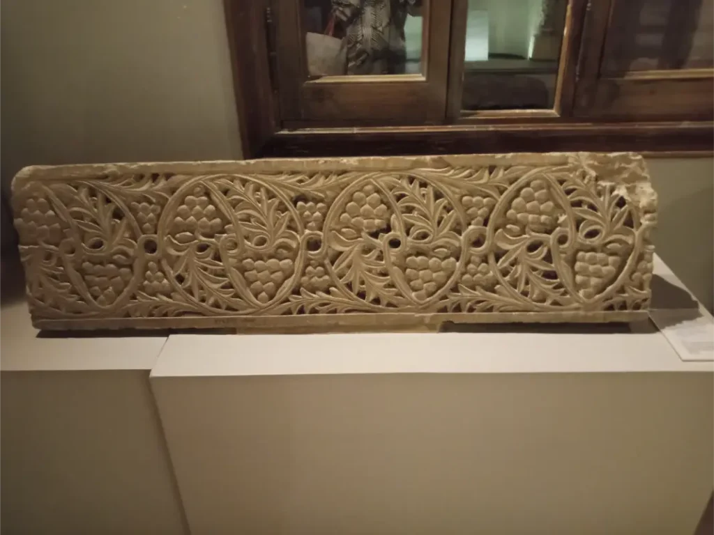 "المتحف القبطي بالقاهرة يفتح أبوابه لعشاق التاريخ والفن، حيث تُعرض جداريات ومنحوتات وأقمشة أثرية تكشف عن ملامح الحضارة المسيحية في مصر عبر العصور."