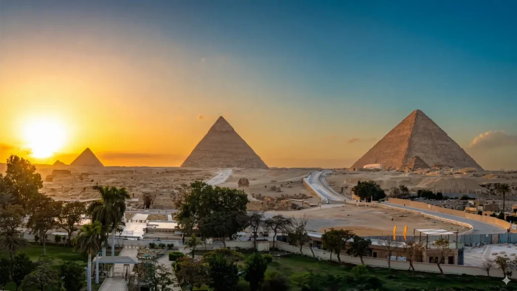 الاهرامات وابو الهول
في الجيزة وقت الغروب – رحلة سياحية تاريخية وزيارات عائلية للأهرامات"