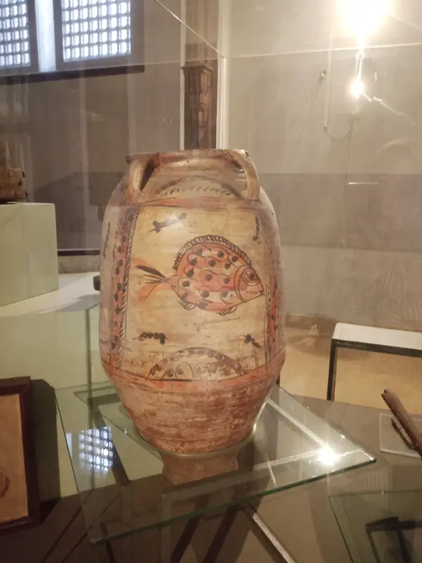 "من داخل المتحف القبطي بالقاهرة تُعرض أوانٍ خزفية أثرية مزخرفة برسومات ملونة، تكشف عن براعة الفنانين القدماء في تصوير الحياة والطبيعة."