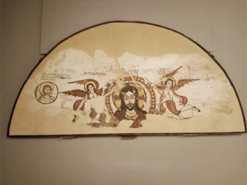 "من داخل المتحف القبطي… جداريات مقدسة تحكي تاريخ الفن المسيحي المبكر بروح بيزنطية أصيلة."