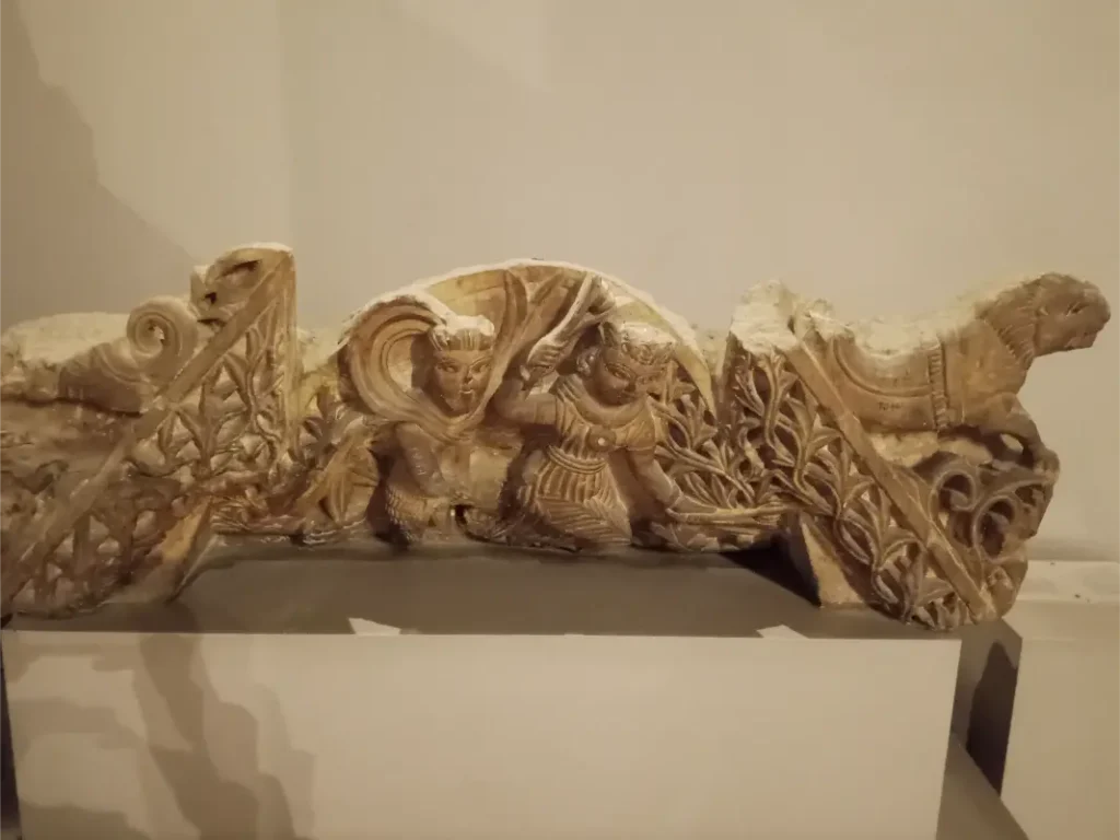 "منحوتة أثرية فريدة داخل المتحف القبطي، تجسد مشاهد أسطورية وزخارف دقيقة تعكس روعة الفن القديم."