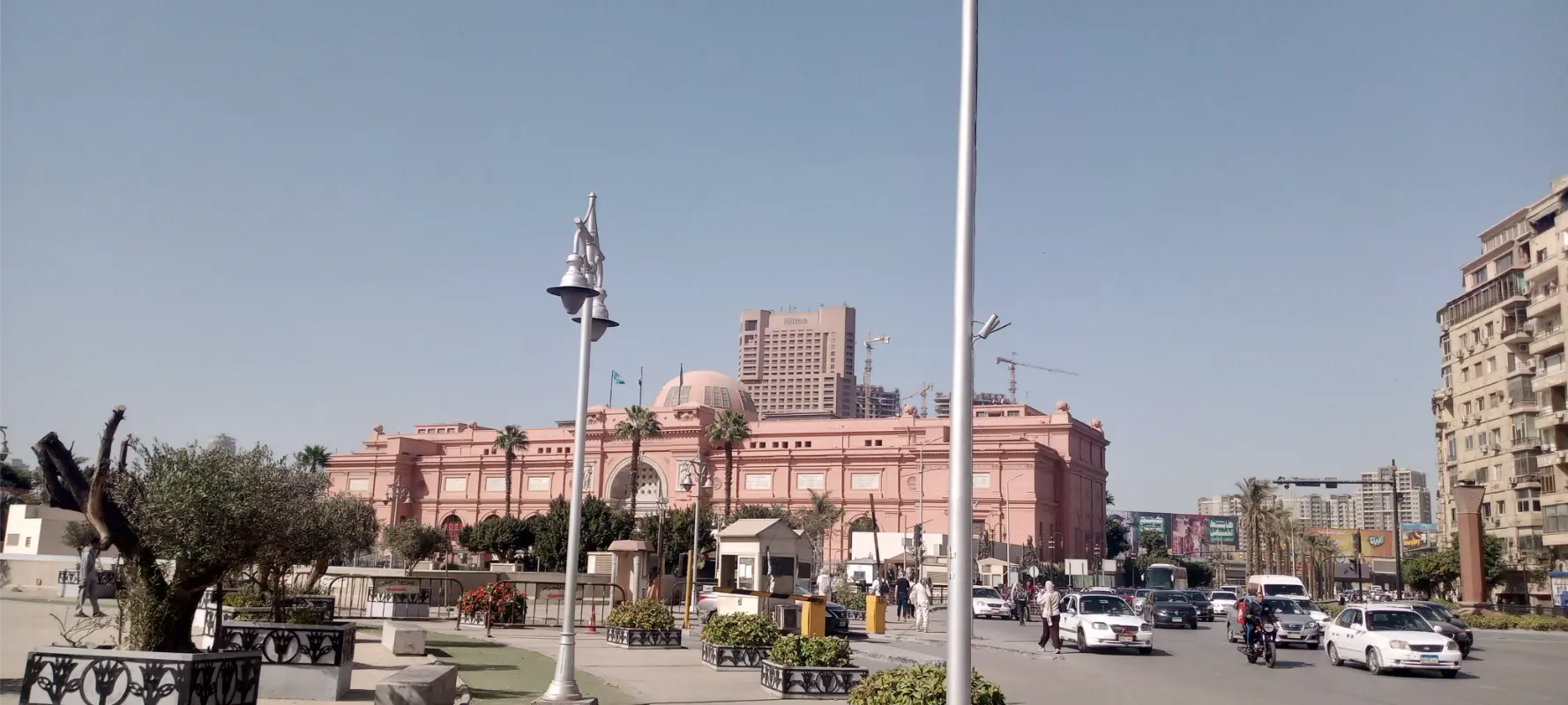 المتحف المصري بالتحرير اكتشف المتحف المصري بالتحرير في القاهرة، أكبر متحف للآثار الفرعونية في العالم، يضم كنوز توت عنخ آمون ومجموعة نادرة من الحضارة المصرية القديمة. وجهة سياحية لا تُmiss لعشاق التاريخ والآثار.