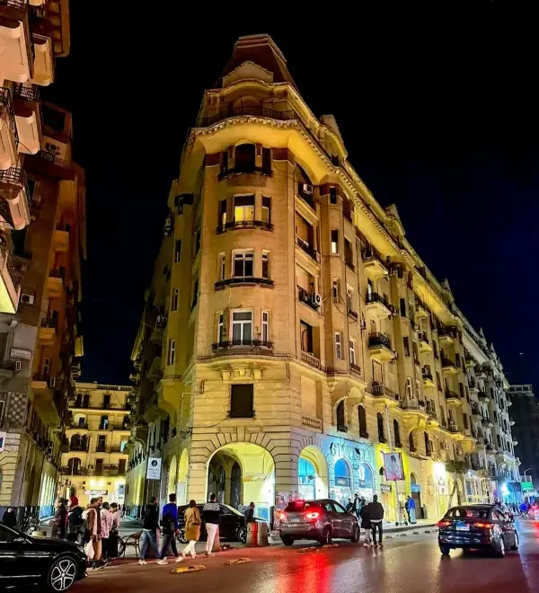 وسط البلد (Downtown Cairo): قلب القاهرة النابض بالحياة، مليء بالمقاهي التاريخية، السينمات القديمة، والمباني ذات الطراز الأوروبي. مثالي لعشاق الثقافة والفن.