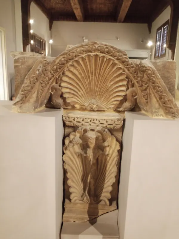 "من داخل المتحف القبطي… حيث تتجلى روعة الزخارف الحجرية التي تحمل رموزًا دينية وتاريخية عريقة."