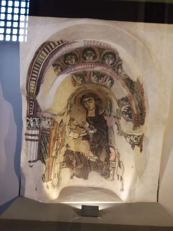 "تُظهر هذه الجدارية من داخل المتحف القبطي مشهدًا دينيًا مقدسًا بأسلوب فني بديع يعكس تأثيرات الفن البيزنطي والمسيحي المبكر. الألوان والزخارف الدقيقة تحكي قصة الإيمان والفن عبر العصور، لتجعل المتحف القبطي واحدًا من أهم الصروح التي تحفظ التراث الروحي والفني في مصر."