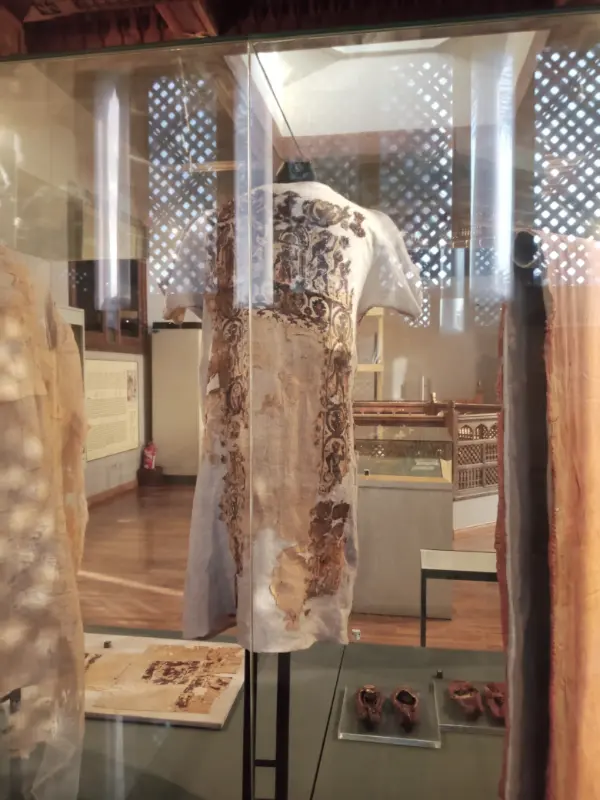 "من داخل المتحف القبطي… حيث تُعرض أقمشة وأزياء أثرية تحكي قصص الماضي وتكشف عن براعة الحرفيين القدماء."