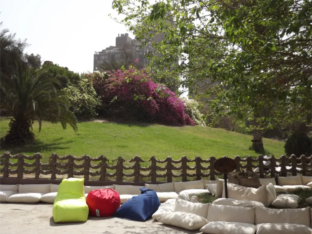 حديقة الأسماك بالزمالك من أعرق وأجمل حدائق القاهرة، أنشئت عام 1867 في عهد الخديوي إسماعيل ضمن خطته لتطوير العاصمة لتنافس العواصم الأوروبية. تقع في حي الزمالك الراقي، وتتميز بتصميمها الفريد الذي يجمع بين التكوينات الصخرية الصناعية والكهوف التي تحاكي الشعاب المرجانية، إضافة إلى أحواض الأسماك التي تضم أنواعًا نادرة وملونة.