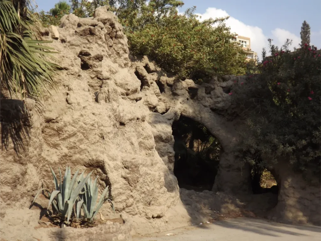 الكهوف الصخرية في حديقة الأسماك بالزمالك تُعد من أبرز عناصر التصميم الفريد للجبلاية، حيث صُممت لتشبه الشعاب المرجانية وتمنح الزوار تجربة مميزة بالتجول داخل ممرات وتجاويف طبيعية الطابع. هذه الكهوف ليست مجرد بناء معماري، بل جزء من رؤية الخديوي إسماعيل لجعل الحديقة مزيجًا بين الفن والطبيعة.