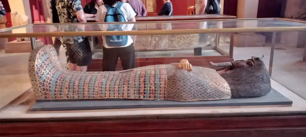 المتحف المصري بالتحرير وأهم الكنوز الأثرية الموجودة به تابوت اخناتون الذي يمثل فترة حكم تل العمارنة لمصر القديمة