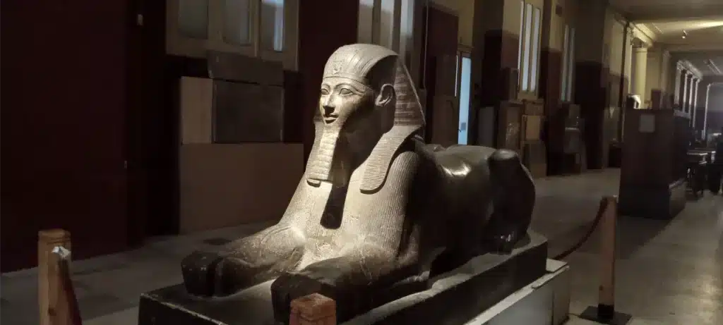 اكتشف تمثال ملك بجسم أسد داخل المتحف المصري بالتحرير بالقاهرة، أحد أبرز المعروضات التي ترمز للقوة والسلطة الملكية وتكشف عن فنون النحت في مصر القديمة.