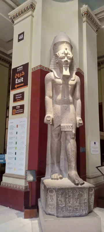 اكتشف تمثال ملك مصر القديمة في المتحف المصري بالتحرير بالقاهرة، أحد أبرز المعروضات التي تعرض رموز السلطة الملكية وتكشف عن فنون النحت في الحضارة المصرية القديمة.