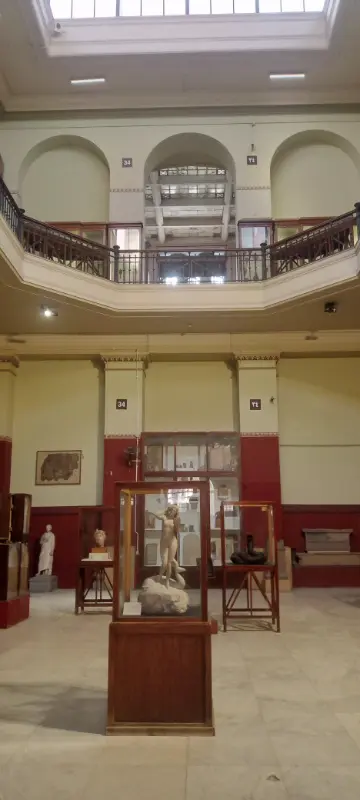 ؛دى قاعات العرض داخل المتحف المصري بالتحرير والتي يعرض فيها تمثال افروديت ألهة الحب والجمال والعديد من التماثيل من العصر اليوناني والروماني