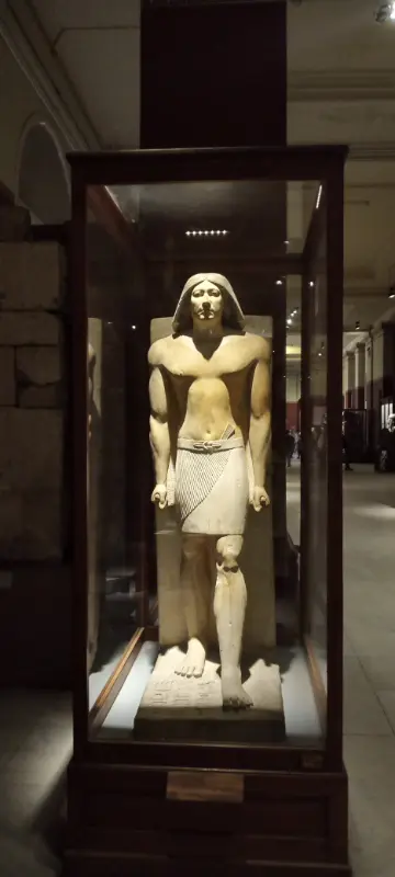 اكتشف التمثال الحجري داخل المتحف المصري بالتحرير بالقاهرة، أحد أبرز المعروضات التي تجسد فنون النحت في مصر القديمة وتكشف عن رموز الحركة والحيوية في التماثيل.