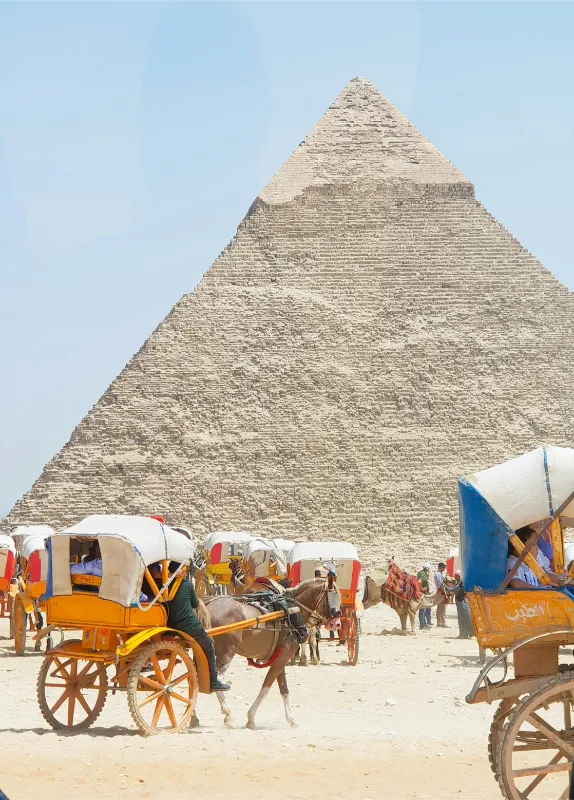 الاهرامات وابو الهول والكارتات التي تحمل السياح في زيارة ممتعة