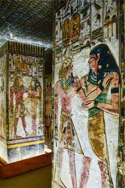 EGYPTIAN TEMPLES "الجداريات والرسومات الملونة داخل معبد مصري قديم تُظهر الآلهة والفراعنة، أحد أهم المعالم السياحية في مصر."