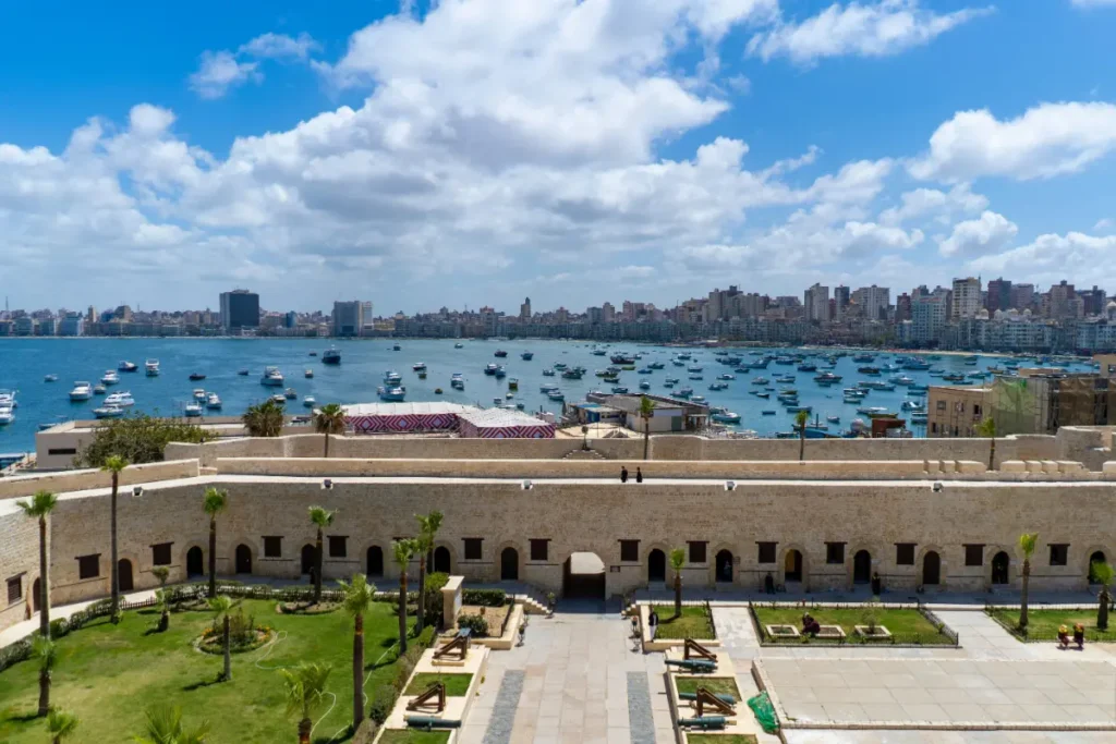 من داخل قلعة قايتباي في الإسكندرية المطلة على البحر المتوسط وتعد من أهم القلاع في تاريخ مصر
