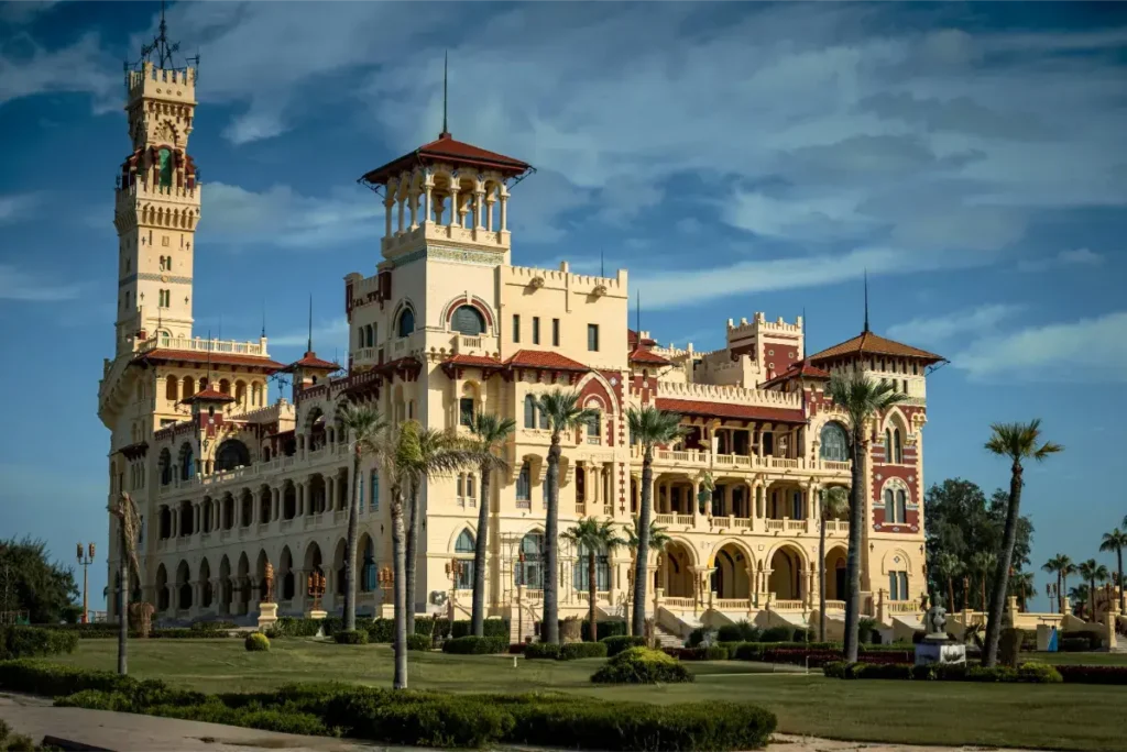 قصر المنتزه بالاسكندريه "قصر المنتزه بالإسكندرية واحد من أهم المعالم السياحية في مصر، حيث يجمع بين الفخامة الملكية وروعة البحر المتوسط. تحيط به حدائق واسعة ومناظر طبيعية خلابة، ليبقى شاهدًا على تاريخ العائلة الملكية المصرية ومكانًا ساحرًا يجذب الزوار من كل أنحاء العالم."