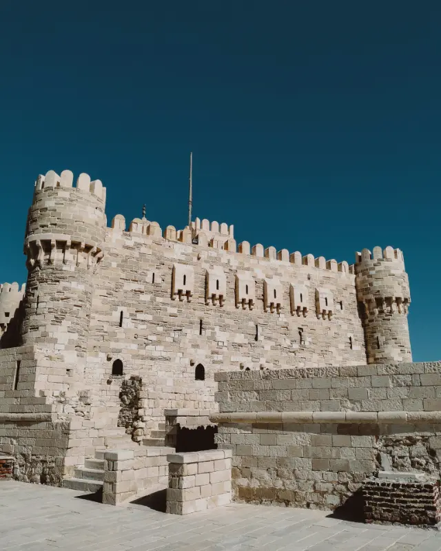 قلعة قايتباي من الخارج التي تعد من أهم المعالم السياحية في الإسكندرية