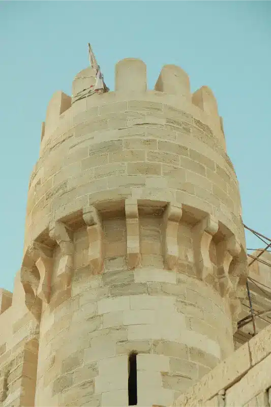البرج الشمالي، الذي يتوسط القلعة من الأعلى، أن من يجلس فيه يستطيع مراقبة البحر لمسافات بعيدة، ورؤية السفن والمراكب القادمة قبل وصولها إلى الميناء بيوم كامل.