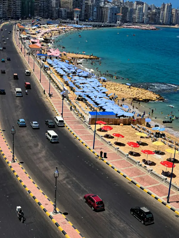 شاطئ ستانلي هو وجهة مثالية لعشاق البحر والعائلات للاستمتاع بإطلالة ساحرة على البحر