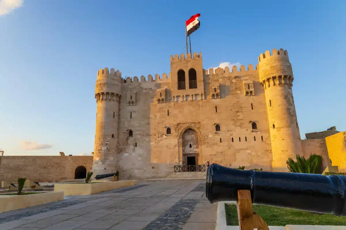 صُممت قلعة قايتباي على شكل مربع، وتحتوي على عدة أبراج صغيرة مستديرة الشكل، ينتهي كل برج منها بشرفة مخصصة لمراقبة أي هجمات محتملة قادمة من البحر.