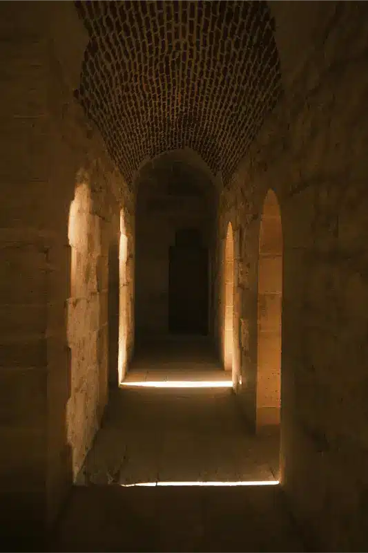تتميز قلعة قايتباي من الداخل بتصميمها الدفاعي الفريد، حيث تضم قاعات وغرفًا مخصصة للجنود، وممرات للمراقبة، ومسجدًا أثريًا، بالإضافة إلى أبراج توفر إطلالات رائعة على البحر المتوسط وميناء الإسكندرية.