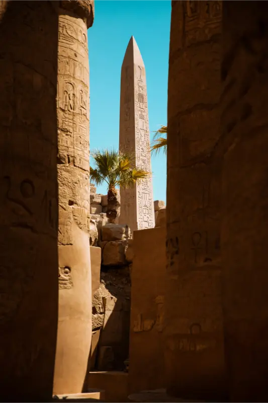 يعد معبد الكرنك أكبر مجمع ديني أثري في العالم، ومن أشهر المواقع الأثرية والسياحية في مصر.