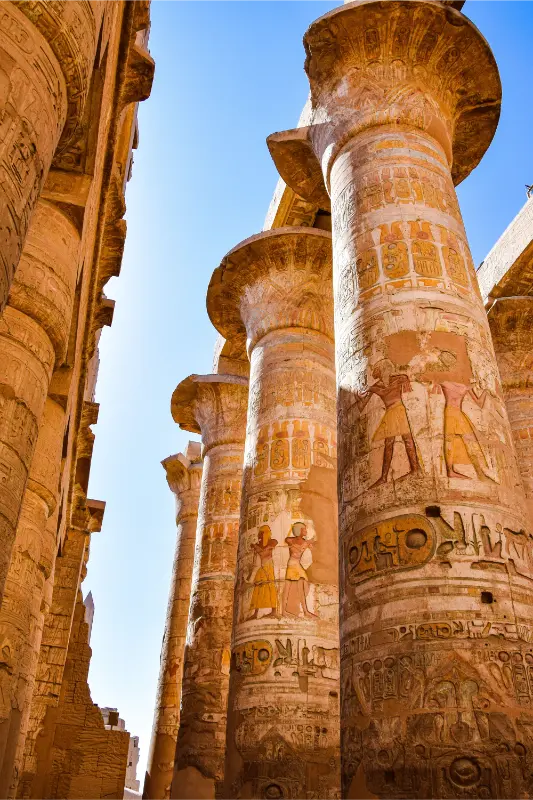 معبد الكرنك في الأقصر وأعمدته الضخمة ذات النقوش المميزة
