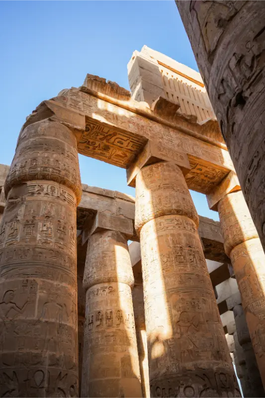 الأعمدة الكبرى في معبد الكرنك في الأقصر