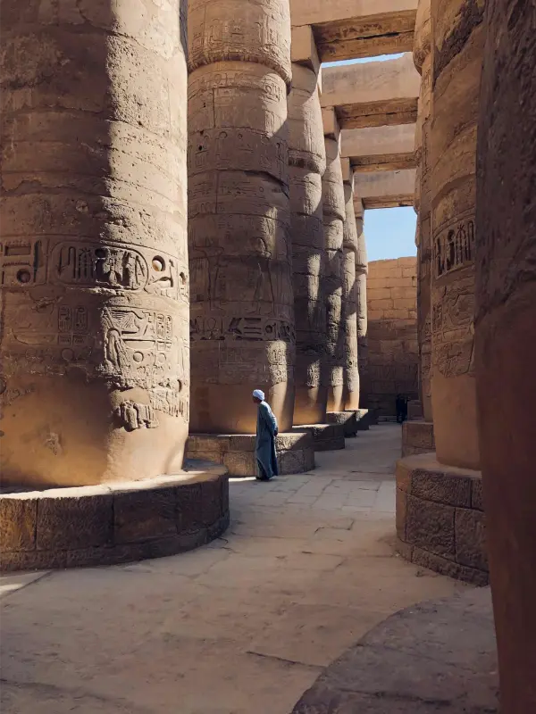 الأعمدة الكبرى وضخامتها الكبيرة في معبد الكرنك